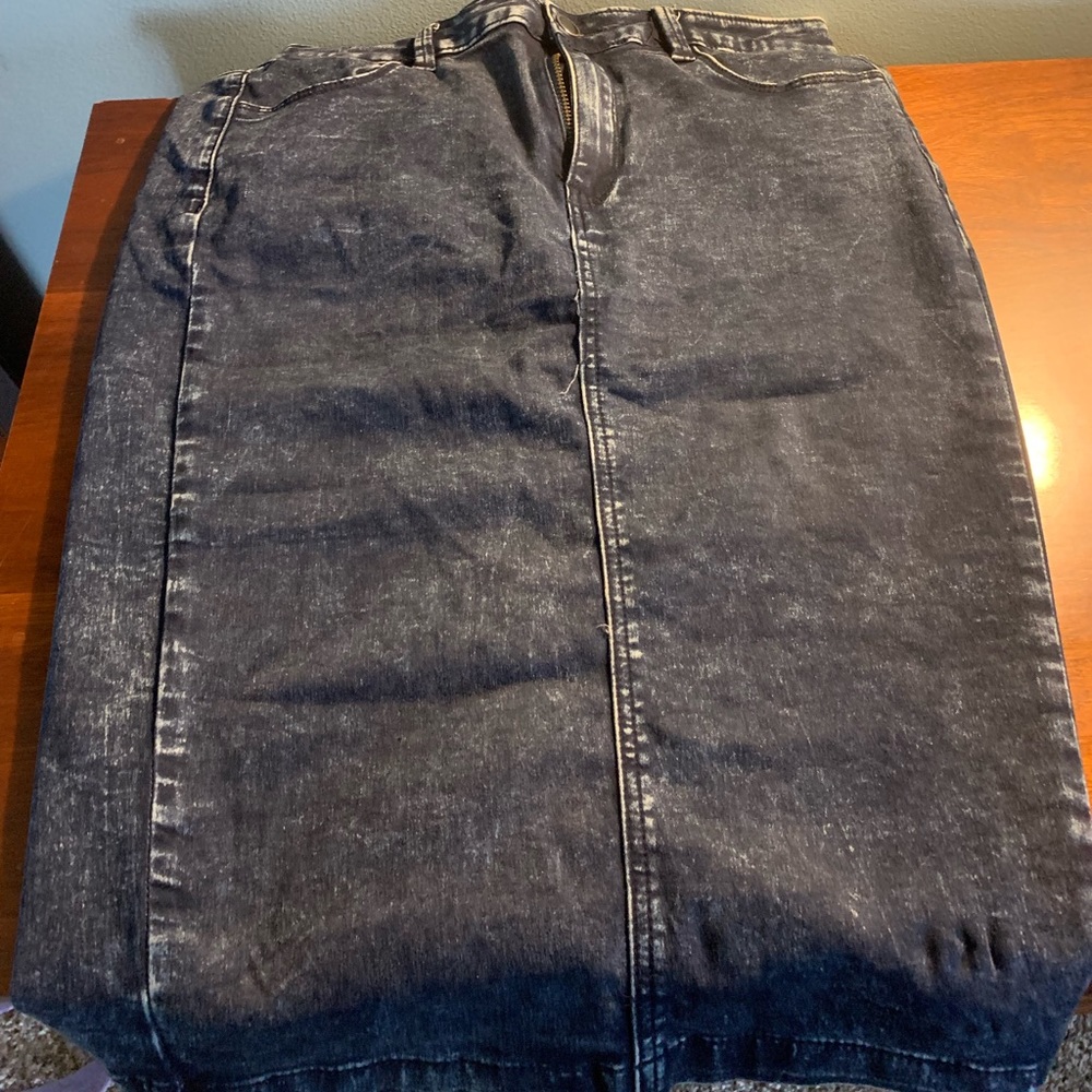 Stretchy denim pencil skirt